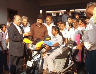 Receiving Memento from Governor of Karnataka