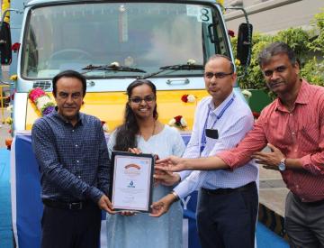 Mr. Anant Arora (left) presents a citation plaque to Dr. Anju Majeed as a token of gratitude for supporting the mid-day meal program. Mr. Devendra Kumar Gupta (second from right) and Mr. Mohan Das (extreme right) from the Sami-Sabinsa Group.