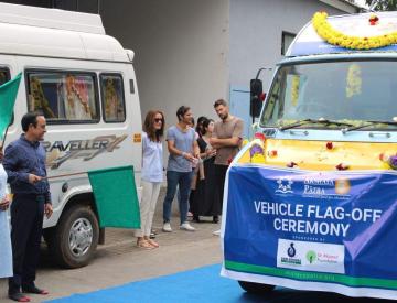 Dr. Anju Majeed, Director, Sami-Sabinsa Group, and Mr. Anant Arora, Chief Sustainability and Communication Officer, Akshaya Patra Foundation, flag off the meal distribution vehicle.