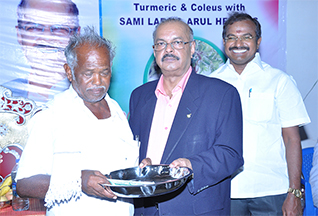 Dr Majeed Felicitates Contract Farmers of Turmeric and Coleus