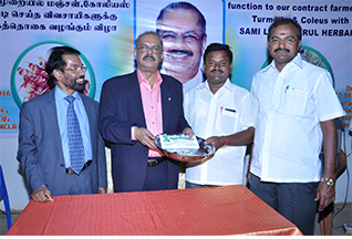 Dr Majeed Felicitates Contract Farmers of Turmeric and Coleus